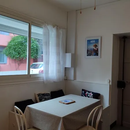 De Calme Et Entouré De Verdure