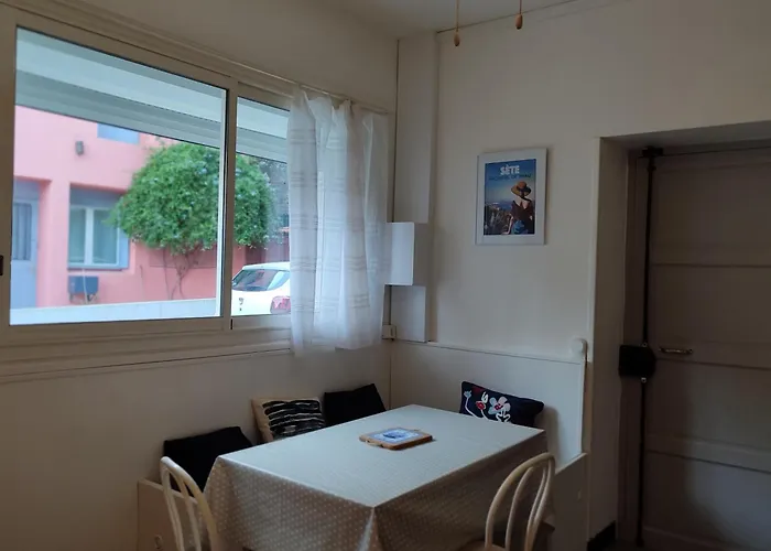 De Calme Et Entoure De Verdure